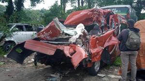 Kondisi-mobil-travel-Day-Trans-yang-alami-kecelakaan-usai-tabrak-dumps.jpg