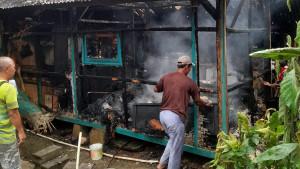 Kondisi-rumah-semi-permanen-milik-pasangan-suami-istri-ludes-terbakars.jpg
