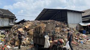 Kondisi-tumpukan-sampah-di-Pasar-CaringinV.jpg