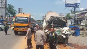 Laka-2-truk-di-Karawang.jpg