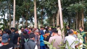 Lokasi-kejadian-penemuan-mayat-yang-tergantung-di-pohon-kebun-milik-wargaA.jpg
