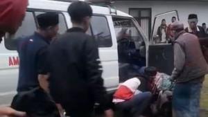 Momen-saat-warga-menolong-Wahyu-48-seorang-sopir-ambulans-yang-tiba-tiba-ambrukS.jpg