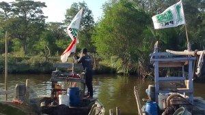 Nelayan-Pasang-Bendera-PKB-Perahu.jpg