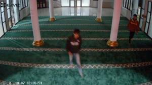 PENCURI-KOTAK-AMAL-Dua-pria-terekam-CCTV-tengah-melakukan-aksi-pencurian-kotak-amals.jpg