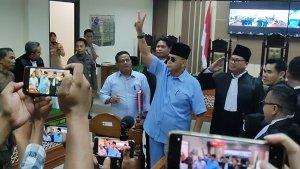 Panji-Gumilang-acungkan-dua-jari-usai-sidang-tuntutan-2222024.jpg