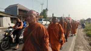 Para-biksu-dari-Thailand-sedang-berjalan-kakii.jpg