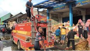 Pemadam-kebarakan-saat-memadamkan-api-yang-membakar-sejumlah-toko-di-Pasar-SuradeS.jpg
