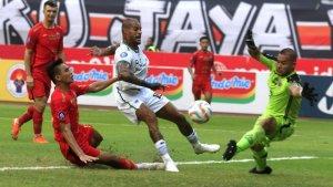 Pemain-Persib-Bandung-David-da-Silva-mengecoh-penjaga-gawang-Persija-Jakartad.jpg