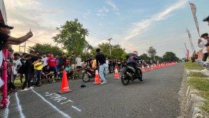 Pembalap-saat-berlatih-balap-motor-sambil-ngabuburid.jpg
