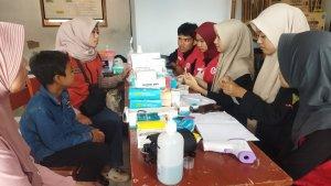 Pengungsi-korban-longsor-Cipongkor-saat-berobat-ke-posko-kesehatanm.jpg