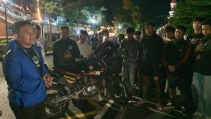 Penjabat-Bupati-Majalengka-Dedi-Supandi-kiri-saat-menemui-rombongan-Baramaaa.jpg