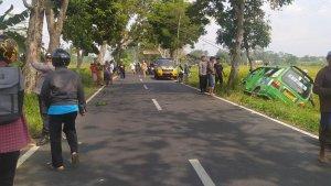 Peristiwa-kecelakaan-mobil-angkot-jurusan-Maleber-Lengkongg.jpg