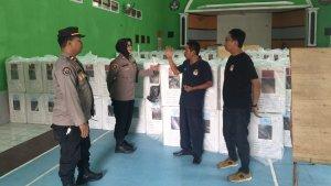 Personel-Polres-Majalengka-saat-mengontrol-keamanan-gudanggg.jpg
