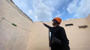Petugas-BPBD-Cimahi-menunjukkan-atap-rumah-wargaS.jpg