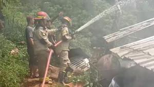 Petugas-Damkar-Purwakarta-saat-berusaha-memadamkan-api-yang-melahap-warung-makanS.jpg