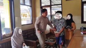 Petugas-Polres-Tasikmalaya-membawa-pemuda-asal-Bantarkalong-untuk-dilakukan-pemeriksaaNN.jpg