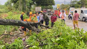 Petugas-bersama-warga-bergotong-royongS.jpg