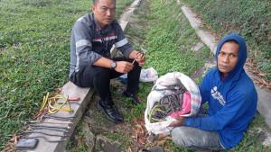 Petugas-keamanan-saat-mengamankan-pelaku-pencurians.jpg