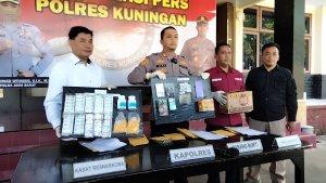 Petugas-kepolisian-di-Kuningan-berhasil-menangkap-seorang-pengedar-narkotika-jenis-sabuu.jpg