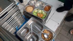 Petugas-kesehatan-dari-Puskesmas-Singaparna-ketika-mengambil-sampel-makananG.jpg