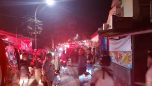 Petugas-pemadam-kebakaran-saat-melakukan-pemadamanS.jpg
