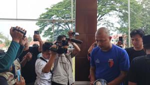 Polisi-menunjukkan-barang-bukti-dan-kronologi-pembunuhan-pegawai-minimarketS.jpg