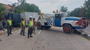 Polisi-saat-melakukan-evakuasi-kendaraan-yang-terlibat-kecelakaanss.jpg
