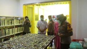 Polres-Indramayu-saat-melakukan-pengujian-food-security-di-Dapur-Satuan-PelayananSS.jpg
