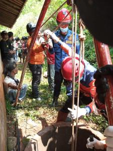Proses-evakuasi-eorang-warga-lanjut-usia-bernama-RustamSS.jpg
