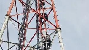 Proses-evakuasi-remaja-17-tahun-yang-nekat-memanjat-tower-telekomunikasiS.jpg