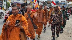 Puluhan-biksu-Thailand-jalan-kaki-menuju-Kota-Cirebon.jpg