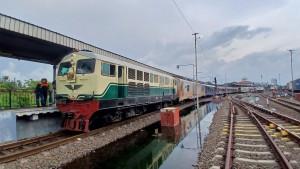Rel-Kereta-Terendam.jpg