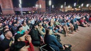 Ribuan-warga-saat-mengikuti-nobar-Timnas-Indonesia-vs-Uzbekistanb.jpg