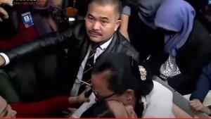 Rosti-Simanjuntak-ibunda-Brigadir-Yosua-Hutabarat-menangis-tersedu-saat-hakim-memutuskan.jpg