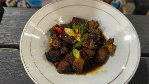Sajian-menu-di-warung-makan-yang-dikenal-dengan-sebutan-Fatteningv.jpg