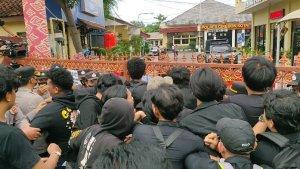 Saling-Dorong-Mahasiswa-dan-Polisi.jpg