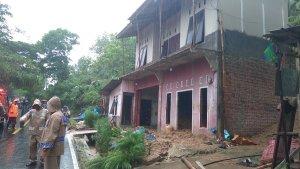 Satu-keluarga-di-Kampung-Cikawungfw.jpg
