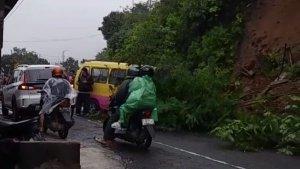 Satu-unit-angkot-terjebak-material-tanah-longsorV.jpg