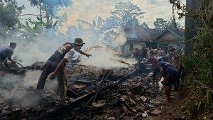 Satu-unit-rumah-panggung-ludes-terbakar-yang-terjadi-di-Kampung-Sodongfe.jpg