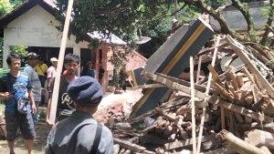 Sebuah-bangunan-rumah-warga-di-Dusun-Cikaso-Desa-Patala-Kecamatan-Cilebak-Kuningan-ambrukk.jpg