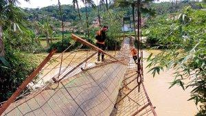 Sebuah-jembatan-gantung-yang-menghubungkan-Desa-Campaga-Talaga-Kulonn.jpg