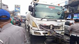 Sebuah-kecelakaan-melibatkan-sepeda-motor-dan-truk-terjadi-di-Jalan-Raya-CimaremeS.jpg