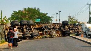 Sebuah-truk-trailer-terguling-di-Jalan-Raya-Cirebon-Jakartad.jpg