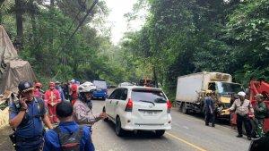 Sejumlah-kendaraan-terlibat-kecelakaan-di-Jalan-RayaVV.jpg