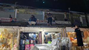 Sejumlah-pedagang-saat-merapikan-atap-kios-yang-diterjang-angin-puting-beliungS.jpg