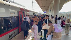 Sejumlah-penumpang-saat-antre-di-stasiun-WhooshS.jpg