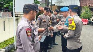 Sejumlah-personel-saat-dicek-ponselnya-untuk-memastikan-tidak-ada-riwayat-aktivitass.jpg