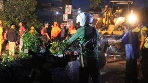 Sejumlah-petugas-saat-mengevakuasi-pohon-tumbang-yang-menimpa-mobil-boksvd.jpg