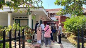 Sejumlah-warga-di-Gang-Guntur-2-RT-0406-Kelurahan-Sawahgede-Kecamatan-CianjurSS.jpg