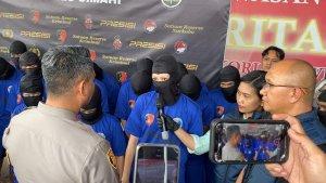 Seorang-IRT-yang-edarkan-sabu-saat-diinterogasi-polisi-di-Mapolres-Cimahis.jpg